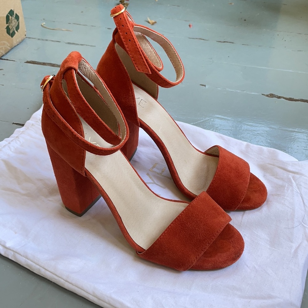 RAYE REVOLVE burnt orange / red heels
